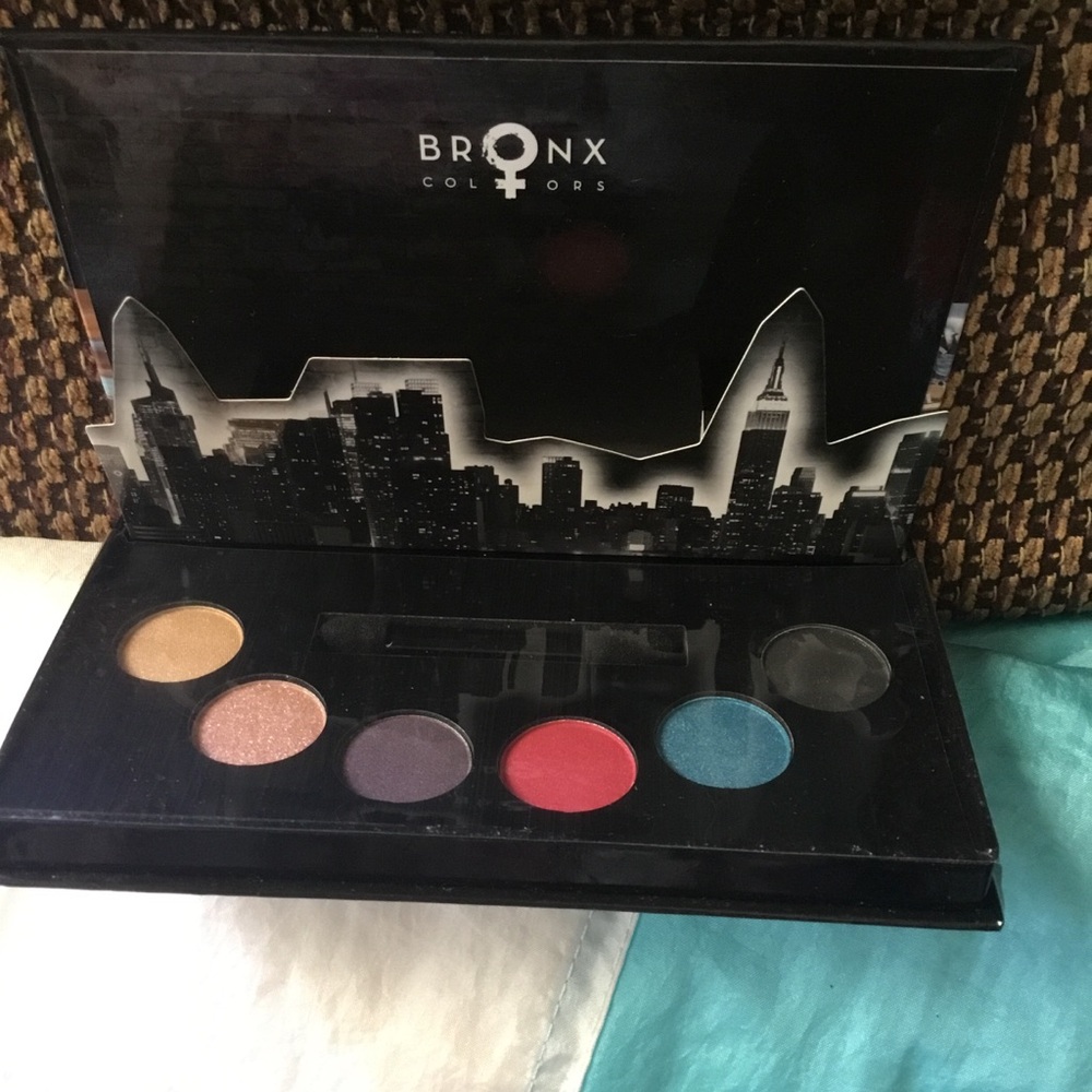 Touch the skyline eyeshadow palette ~ BRONX COLORS ~ 6 colors + 1 applicator